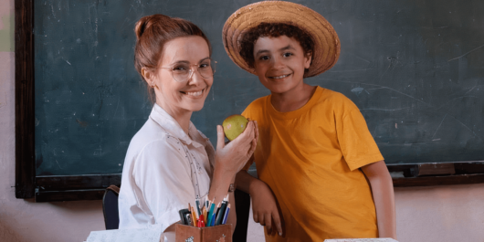 Novas fotos do live-action "Chico Bento e a Goiabeira Maraviosa" revelam Débora Falabella como a adorável Professora Marocas